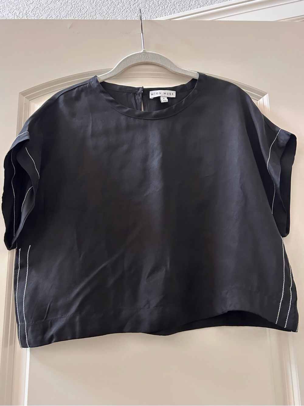Miou Muse Boxy Cropped viscose short sleeve blouse. White stitching. Office. SZS